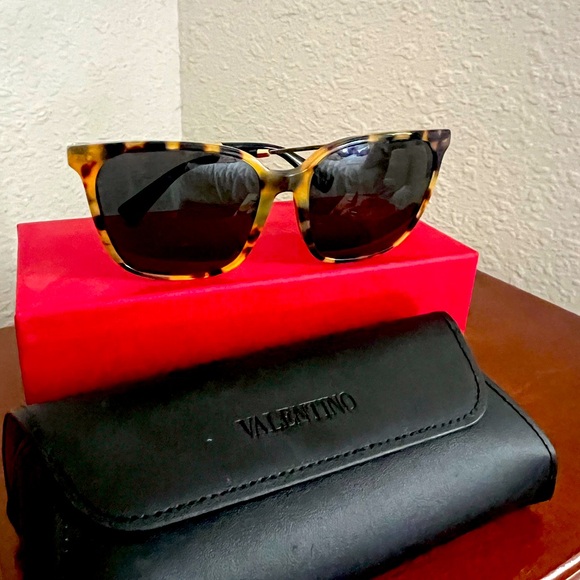 Women’s Valentino Sunglasses - Picture 1 of 3